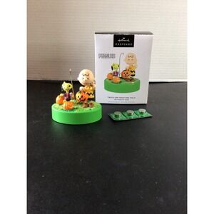 Hallmark Magic Ornament PEANUTS Snoopy Charlie Brown Trick or Treating Collector